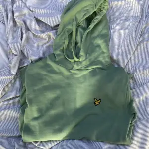 Säljer min gröna Lyle & scott hoodie de är storlek medium och väldigt bra skick på den 