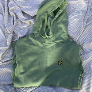 Lyle & scott hoodie - Säljer min gröna Lyle & scott hoodie de är storlek medium och väldigt bra skick på den 
