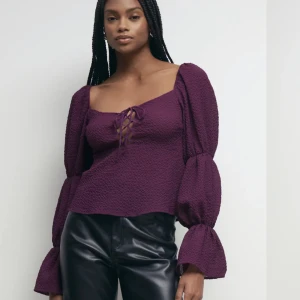 Lila blus🤍 - Säljer min blus från gina tricot då den inte passade mig riktigt. Aldrig använd. Original priset är 459kr men jag köpte den på rea. Priset går att diskuteras🤍