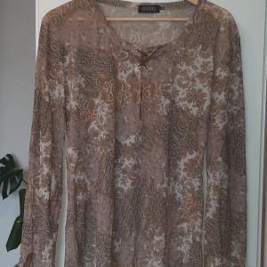 fin beigebrun tröja i hippi stil. band vid krage och ärmarna! fler bilder kan skixkas skriv innan köp:)