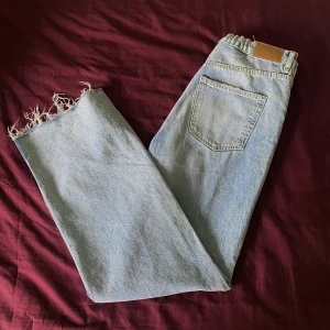 Jeans från Gina  - Säljer då dessa inte kommer till användning, endast använt 1-2 gånger. Har sytts in i midjan med resorband men förövrigt är dem i nyskick! 🌸 Är från petitavdelningen men passar mig som är 170cm lång! 😇