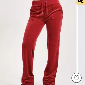 Juicy set  - Säljer mitt röda juicy set då de inte kommer till användning längre, det ända som är litet fel me de är att den låstnat en tråd nere vid fotsömen men absolut ingenting som märks, både tröjan och byxorna är i storlek M