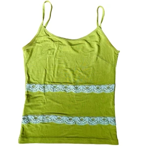 Mesh linne - Ett grönt linne i mesh med spets detaljer! Inte helt genomskinligt men tunt tyg