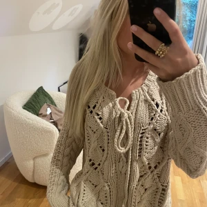 Stickad tröja  - En jättehärlig stickad tröja/kofta som jag aldrig använt💕