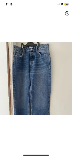 Jeans - Helt oanvänd jeans från zara med lappen kvar, mid rise.   Står inte för frakten o postens slarv. 