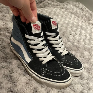 Höga vans - Fina höga sneakers från vans. Storlek 40. Sällan använda utan defekter.