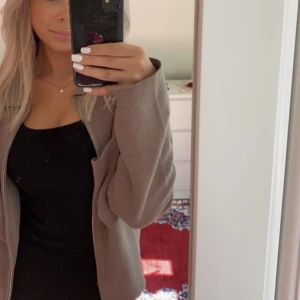 Åhléns kofta - Säljer min fina kappa från åhlens som endast är provad, den har tyvärr inte kommit till användning och är slutsåld på hemsidan, köpt för 599kr.