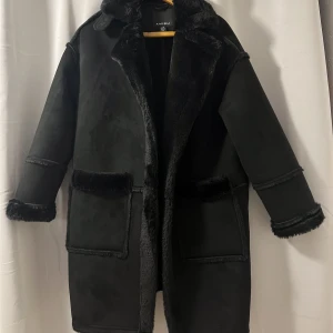 Tjock jacka i mocka och Pu-päls - Använd fåtal gånger, nästan som ny. Väldigt varm och mysig jacka.