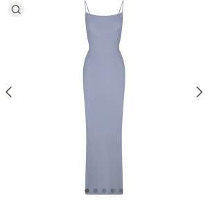 Säljer den här slutsålda superfina klänningen i färgen Slate, storlek XXS. Aldrig använd eller testad med lapp kvar.💞Råkade beställa två och kan inte returnera den.