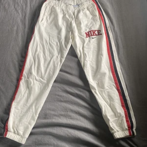 Nike byxor - Säljer nu ett par snygga Nike mjukisbyxor! Haft detta byxorna i snart ett år men inte kommit till användning då det känns lite för små för mig! Skulle rekommendera detta plagg för de med storlek M även om det är storlek L på dom! Hojta för frågor vettja!