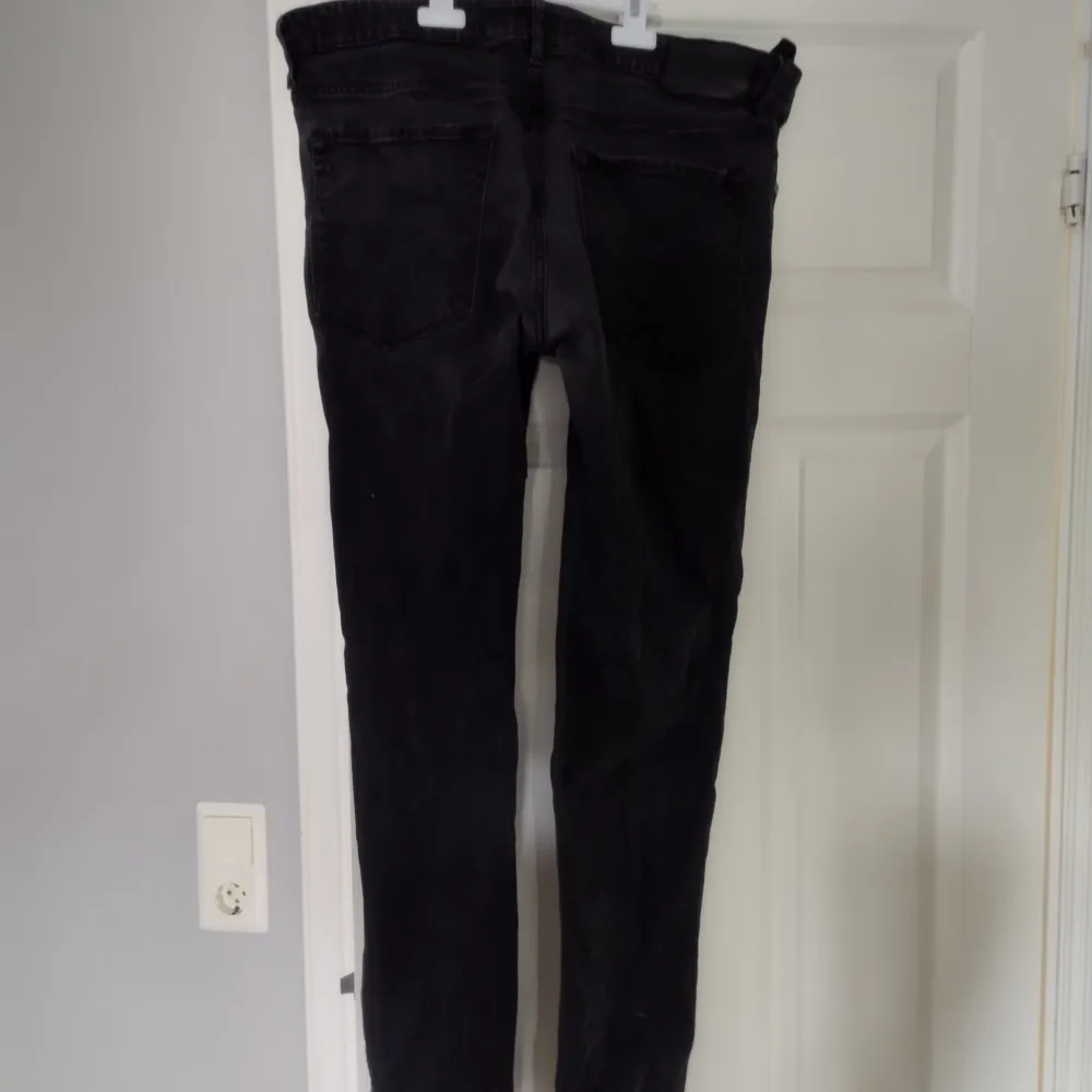 Snygga svarta jeans från Hugo Boss i gott skick. Midja 50 cm Ytterben 108 cm Innerben 79 cm. Jeans & Byxor.