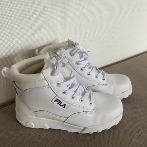 Vita fila kängor  - Vita fila kängor, kanske använda en gång bara