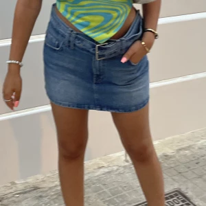 Jeans kjol - Säljer min fina jeanskjol i storlek 36, passar även 34 om man vill att den ska sitta lös, använd endast 3 gånger🥰