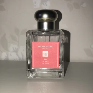 Helt ny Jo Malone parfym - Säljer denna helt nya ( endast testad ) Jo Malone Parfymen i doften Red Roses. 50 ml flaska. Nypris 1050. Skickas med medföljande presentpåse. 