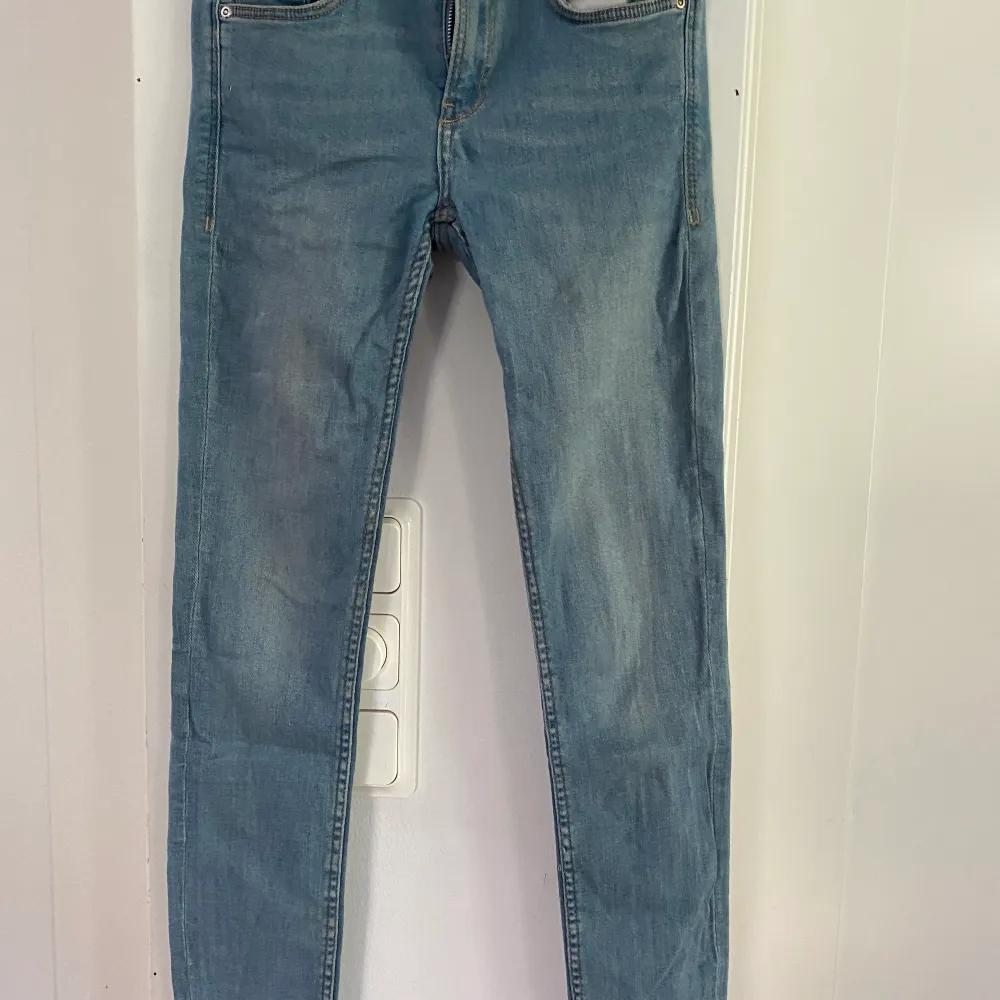Super fina jeans i storlek xs typ aldrig använda så i nyskick. Jeans & Byxor.