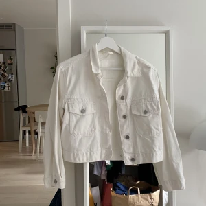 Croppad jeansjacka - En vit croppad jeansjacka från Weekday i storlek xs. Oversized modell.