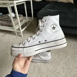 Säljer dessa Converse med hög sula🕺De är i bra skick, knappt något slitage, något smutsiga (men kan tvättas, antingen för hand eller i tvättmaskin). Hör gärna av dig om du vill ha fler bilder!🥰