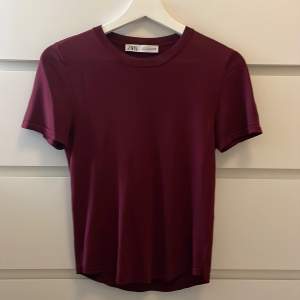 En fin mörkröd/vinröd tröja från zara i storlek S. Tröjan är i ett snyggt halv-genomskinligt material  💓