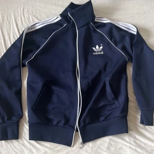 Adidas zipup  - Säljer denna sjukt snygga adidas zip up dom inte längre kommer till användning 💕bra skick men dragkedjan är lite sliten som man kan se i bild 3💕