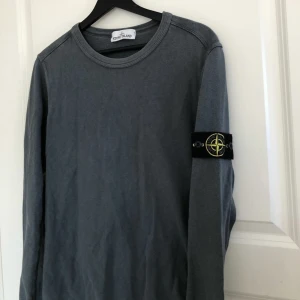Stone island tröja - Säljer nu min si tröja i en riktigt fet grå/blå färg, inga defekter och patchen är i utmärkt skick🔥