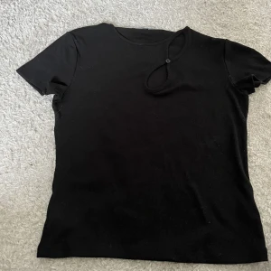 Tshirt  - Super fin tshirt med en detalj på.