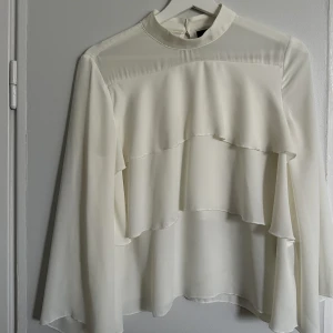 Blus Gina Tricot strl. S  - Jättefin blus från Gina Tricot i storlek S. Använd ett fåtal gånger men i mycket fint skick. 🫶🏼