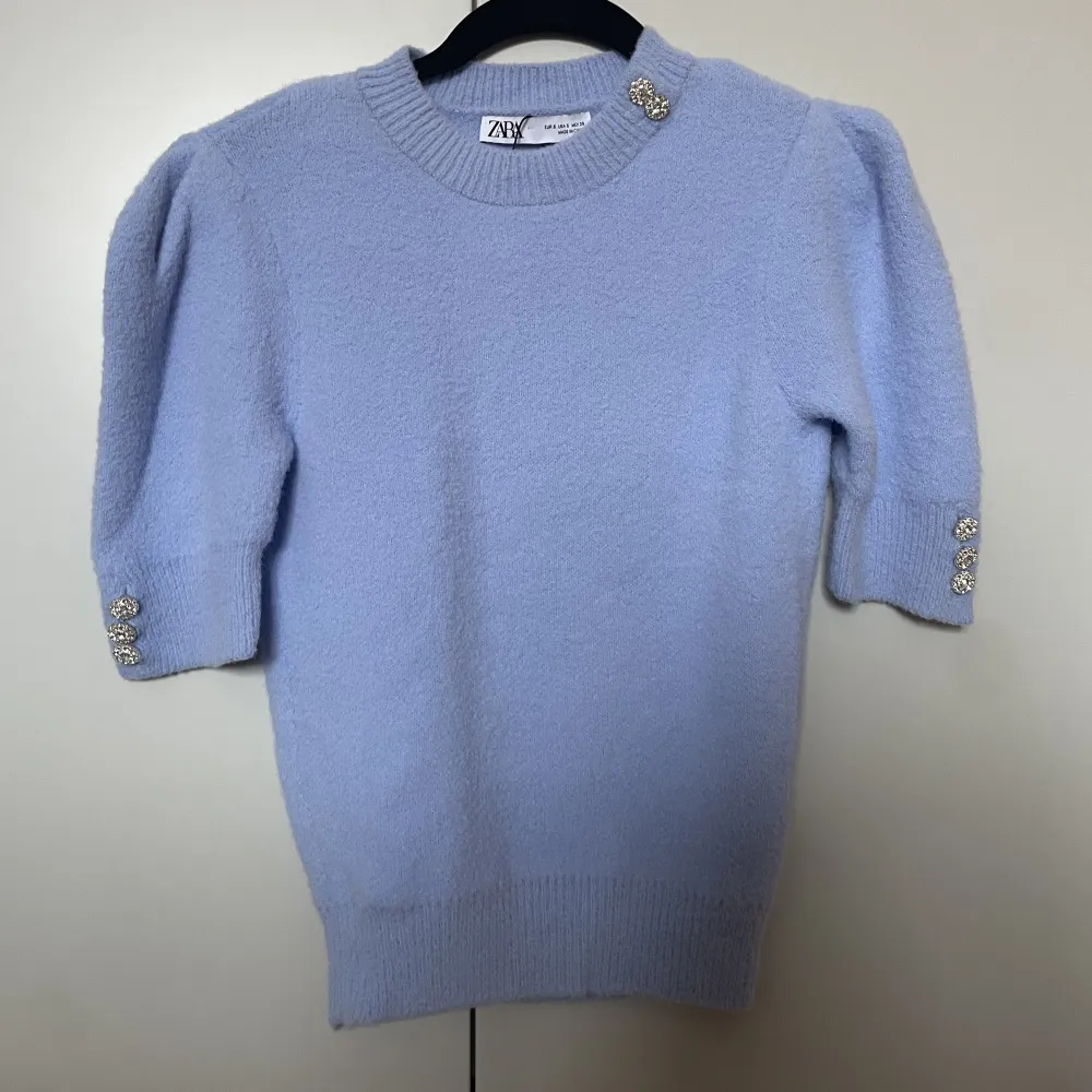 Säljer denna tröja från Zara i stolek S för 150kr + frakt💞. Blusar.