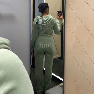 Juicy set - Säljer nu mitt älskade juicy set då jag inte använder de längre, är som nytt🥰 byxorna strl: XS tröjan strl: M, priset går att diskutera❤️ köparen står för frakten🫶🏽