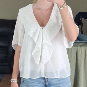 Vit blus zara - Vit blus som är lite plisserad i ärmarna, storlek m💞