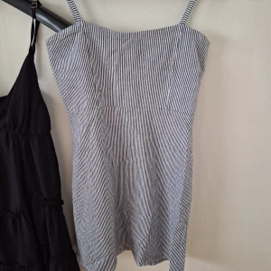 Brandy melville kläning - Jättefin randig kläning från brandy melville❤️ skriv om ni vill ha fler bilder eller om det e något annat❤️