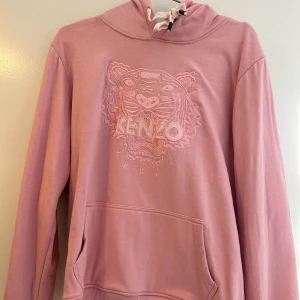 Rosa hoodie - Rosa hoodie med tryck i strl. XXL, men mycket liten i storleken så egentligen mellan M-L