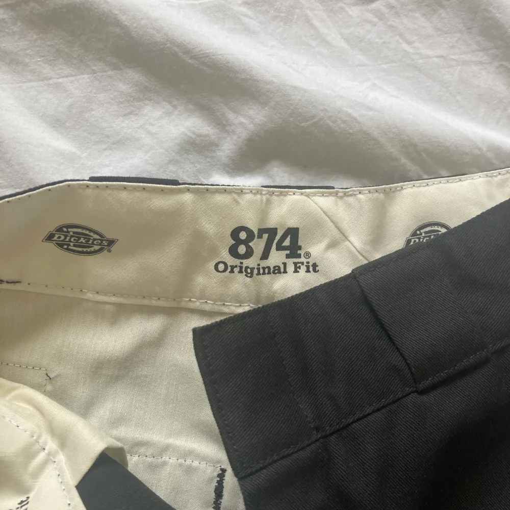 Dickies tygbyxor 874 i bra kvalitet men lite slitna runt fram fickorna  Storlek: W26/L28. Jeans & Byxor.