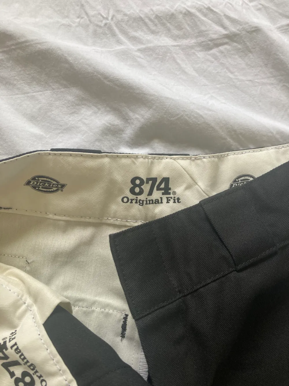 Dickies tygbyxor 874 i bra kvalitet men lite slitna runt fram fickorna  Storlek: W26/L28. Jeans & Byxor.