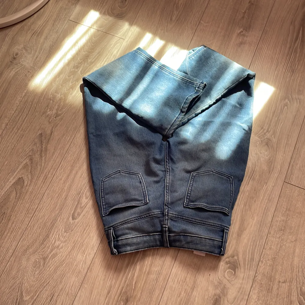 Ett par blåa jeans ganska så korta,kickflare . Jeans & Byxor.
