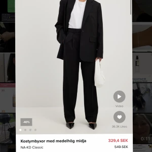 Kostymbyxor NA-KD - Säljer dessa kostymbyxor från NA-KD då dom var för små för mig & jag var för lat för att skicka tillbaka dom i tid!🌸så dom är aldrig använda! Skriv för fler egna bilder!