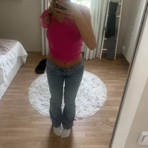 Low waist jeans, knappt använda, skriv vid frågor 