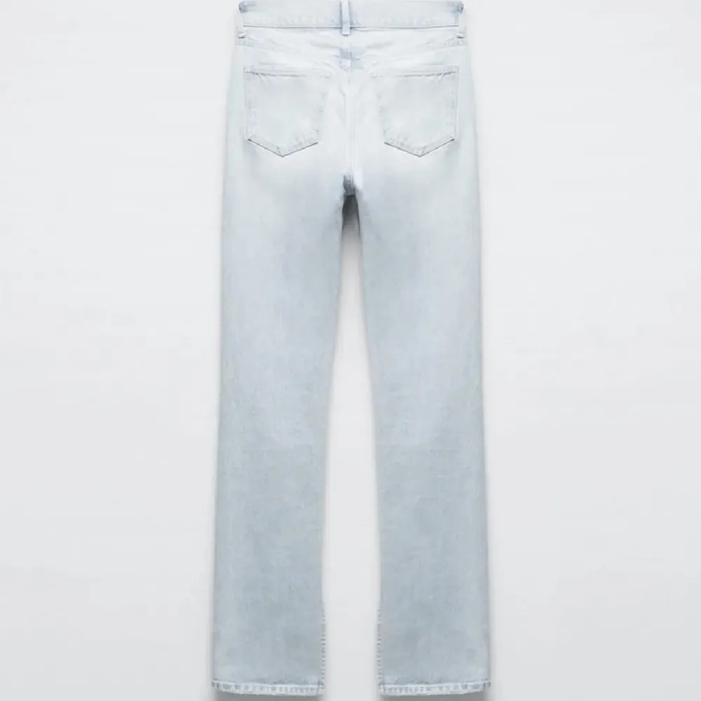Säljer min ljus blå mid / low rise jeans från zara då dom inte kommer till någon användning. Köpte förra sommaren från zara hemsidan och dom är använda 3-4 gånger sedan dess och är som i nyskick.💓 skriv för egna bilder!😊. Jeans & Byxor.