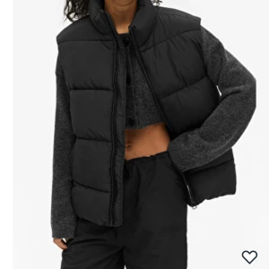 Svart monki väst - Säljer min svarta väst från monki då den är knappt använd. Passar perfekt till hösten och värmer bra. Den är köpt för 400 kronor.