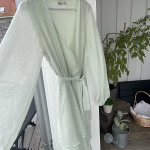 KLÄNNING NELLY  - Mintgrön klänning från Nelly, passar till skolavslutning och fest🐢🌱🪩