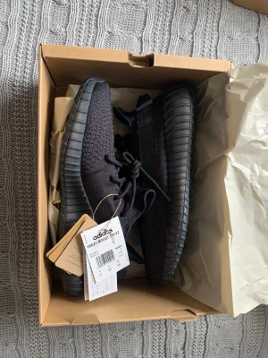 Yeezys  - Säljer ett par helt nya yeezys som är oanvända i storlek 42. Säljer de för 3000kr men priset kan diskuteras. Om du har fler frågor angående så kontakta mig! 🤍
