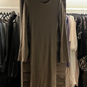 Långklänning  - Jättefin långklänning men som inte är min stil längre. Köpt för ca 1,5 år sedan på Gina Tricot. Sparsamt använd🩷
