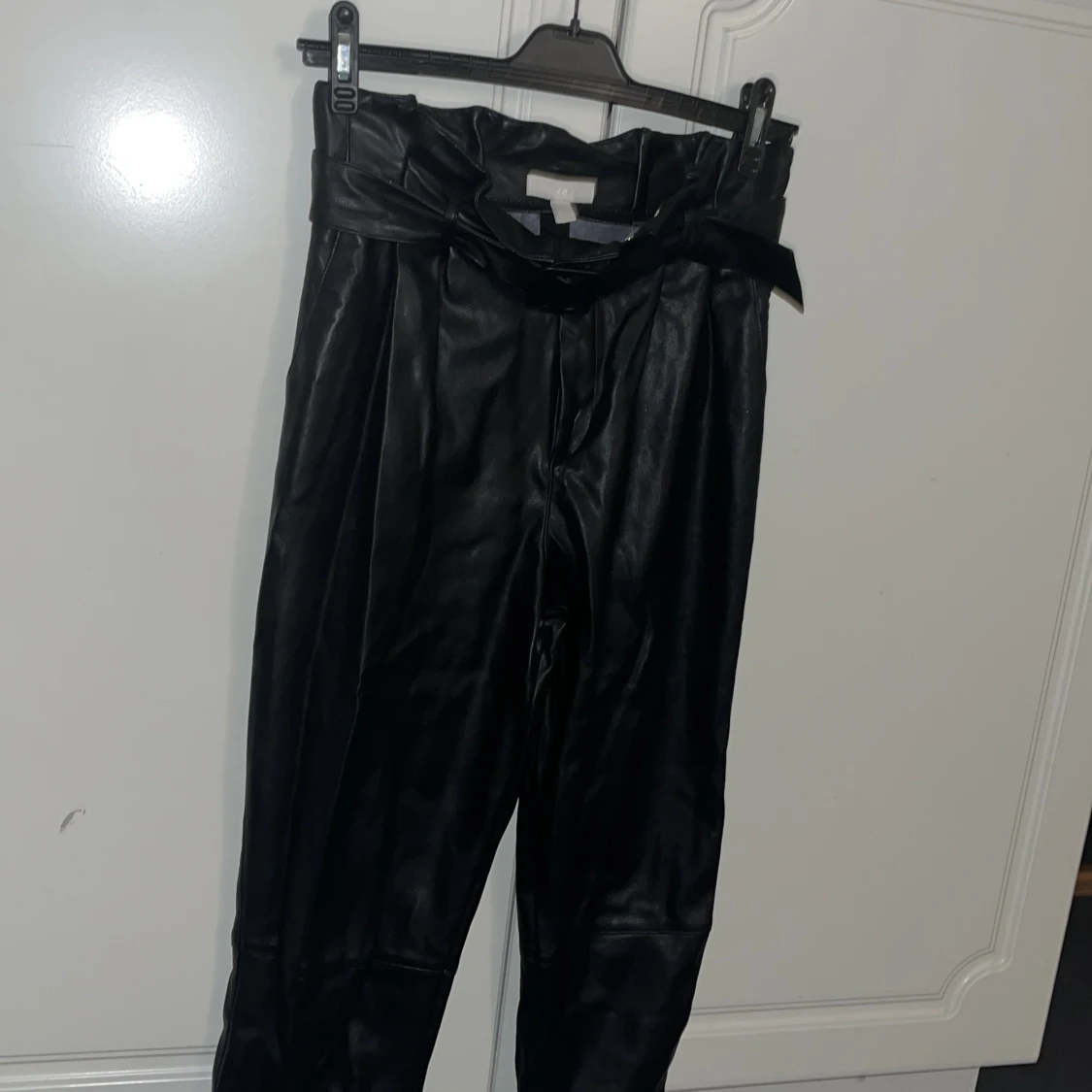 Läder byxor från H&M  - 90