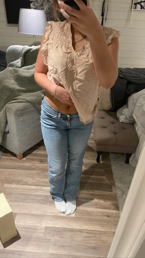 Mid waist jeans  - Säljer mina gamla favorit jeans ifrån weekday i modellen twig, jag är runt 165 och har oftast storlek 36 i jeans och dessa sitter perfekt! Jeansen har små slitningar vid hälarna,kom privat för bilder,köptes för 590! Lägg prisförslag elr köp direkt för 280