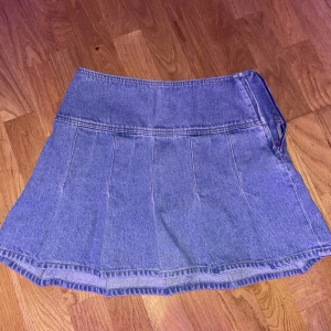 jeanskjol - superfin och oanvänd jeanskjol som har kvar prislappen som jag säljer då den inte passade mig så bra