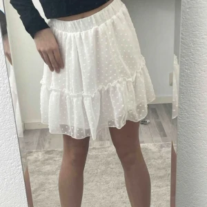 Kjol  - Super söt kjol i storlek M, sitter väldigt bra på mig som ha S, skriv om du vill ha fler bilder  