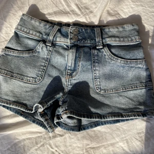 Lågmidjade jeans shorts - Jätte fina oanvända shorts. Dem är nyköpta och aldrig använda. Säljer pga att dem var förstora för mig som är ca 150cm, dem är från hm divided och är i strl 32. Köpta för 249kr men dem är slutsålda! Köparen står för frakten 💓 