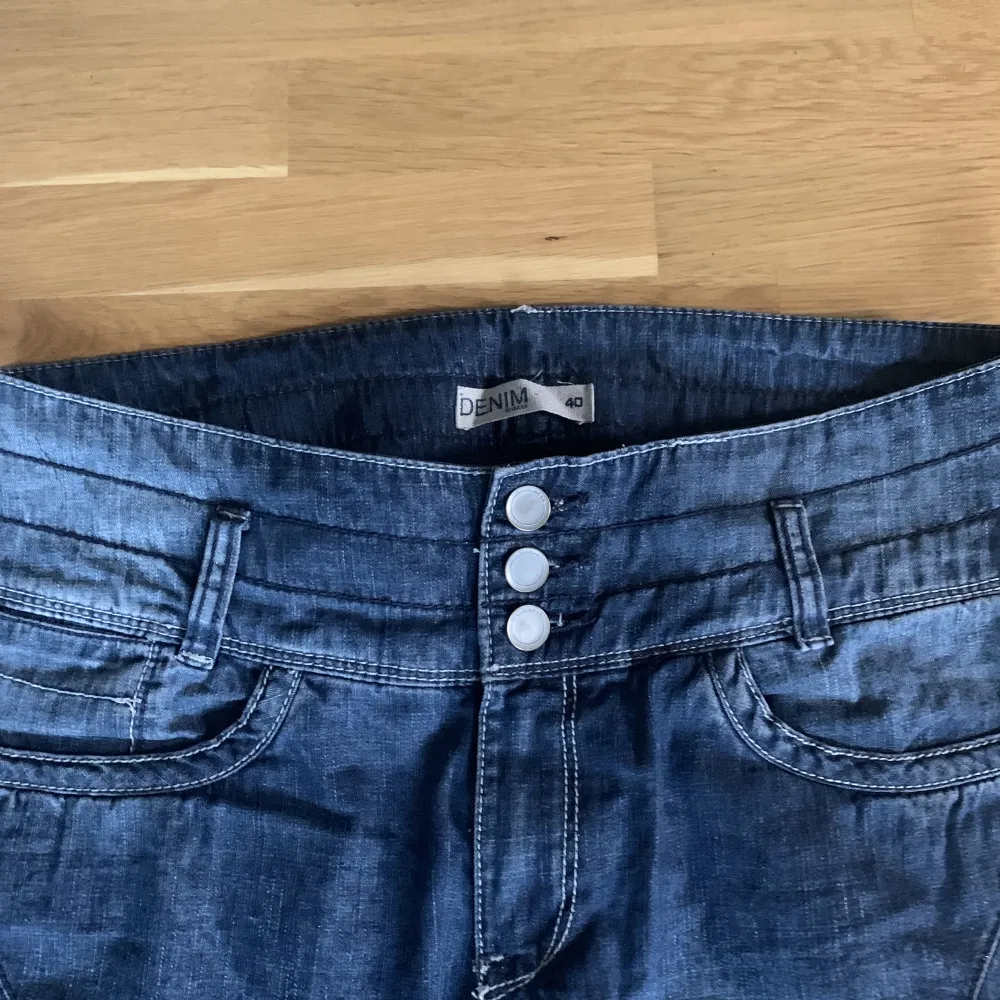 Ett par vintage jeans som är köpta secondhand . Jeans & Byxor.