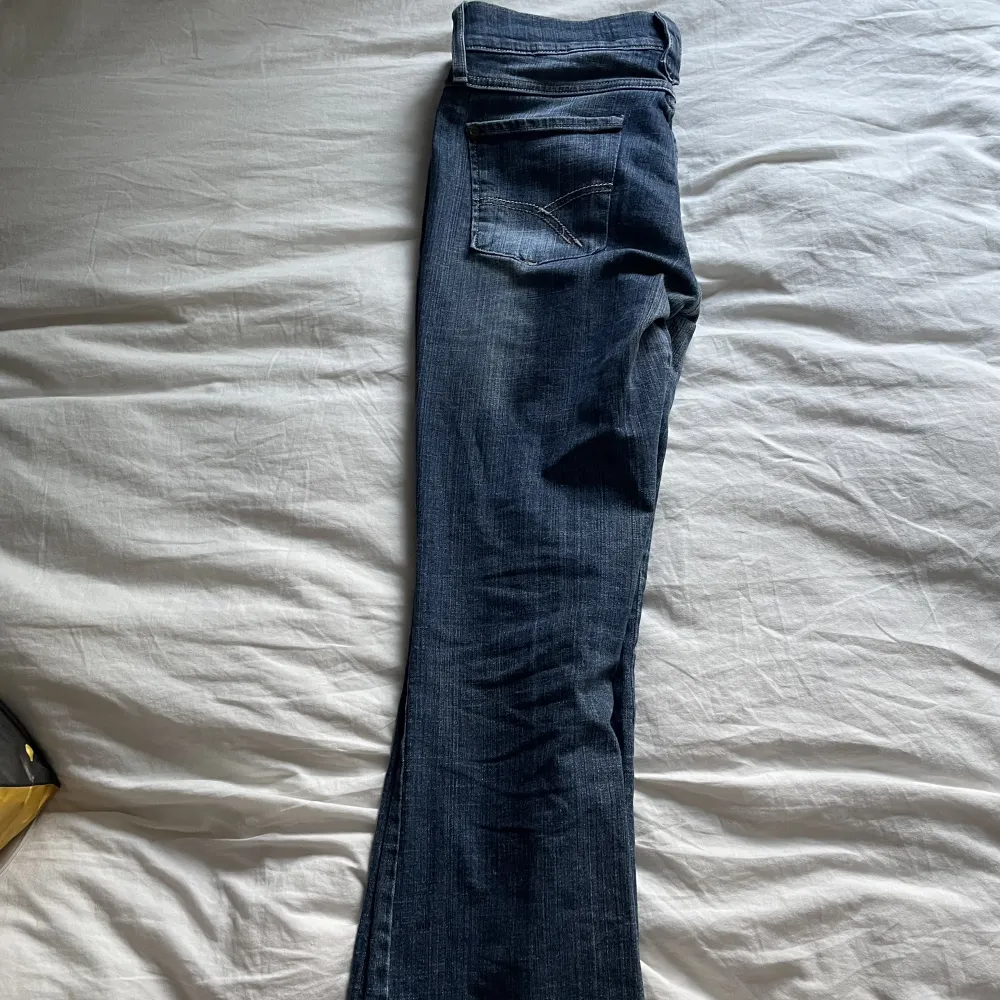 Lågmidjade jeans från ’ next petite ’. Säljer då dom är något för korta på mig. Innerbenslängden är 75 cm🤍 Jätte fint skick, som nya. Skriv  privat vid frågor. Köpare står för frakten  . Jeans & Byxor.