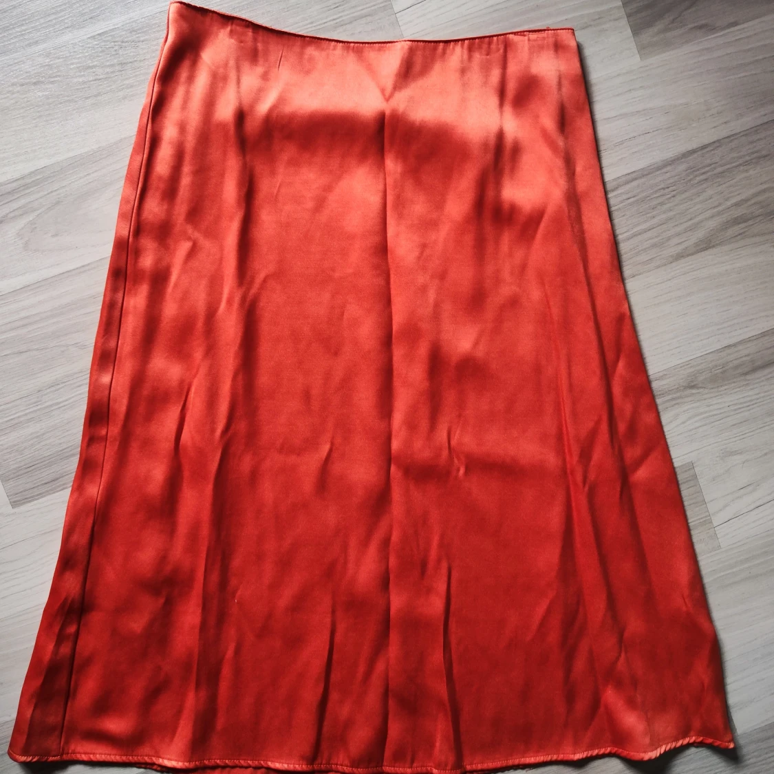 Aprikosfärgad satinkjol