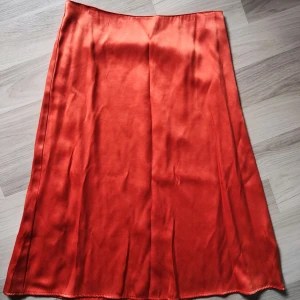 Aprikosfärgad satinkjol - Superfin aprikosfärgad satinkjol från Lcwaikiki 😍 storlek L men passar även M bra 